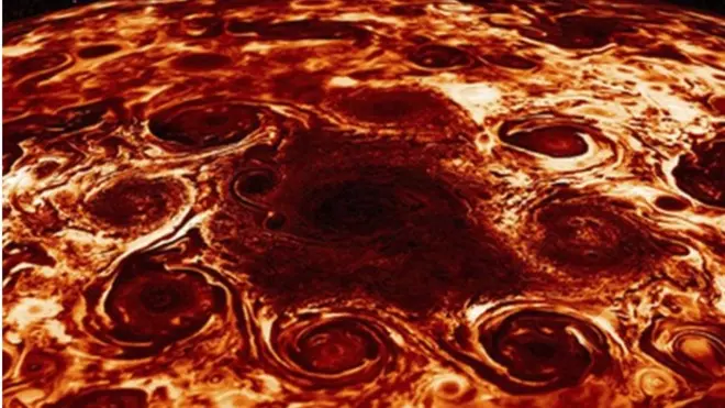 Центральний циклон на північному полюсі Юпітера оточений вісьмома іншими хмарними системами