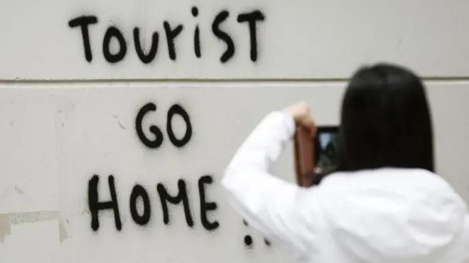 "Туристе, повертайся додому!" - напис на стіні в Барселоні