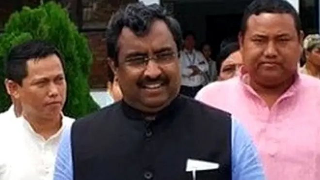 राम माधव (बीच में) बीजेपी के पूर्वोत्तर मामलों के प्रभारी हैं