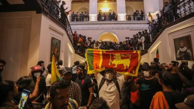 أظهرت صور من داخل المبنى مئات المتظاهرين متجمعين في الغرف والممرات