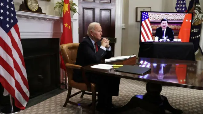 biden ve ekranda Şi