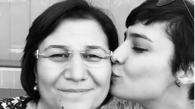 صبيحة تمزكان (يمينا) نشرت تغريدة بإطلاق سراح والدتها