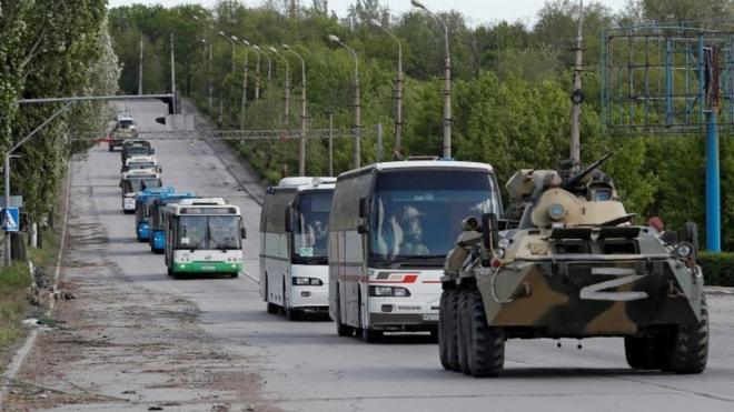 Ít nhất 7 xe buýt khác đã được trông thấy rời Azovstal vào 17/05 đến một ngôi làng do quân nổi dậy mà Nga hậu thuẫn nắm giữ, theo Reuters