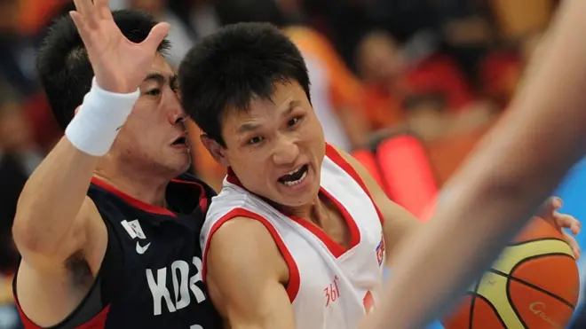 2010 광저우 아시안게임에서 북한의 계광우 선수와 한국의 김주성 선수