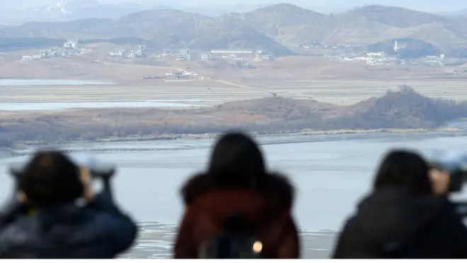 임진각에서 북한 땅을 바라보는 여성들 (이 사진은 본 기사와 관련이 없습니다)