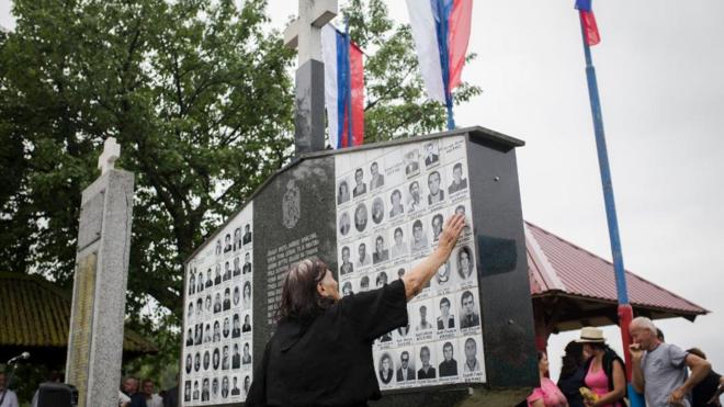 Žena kraj spomenika srpskim žrtvama u selu Zalazje, Srebrenica 2018.