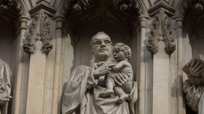 Estatua de monseñor Romero en Westminster.