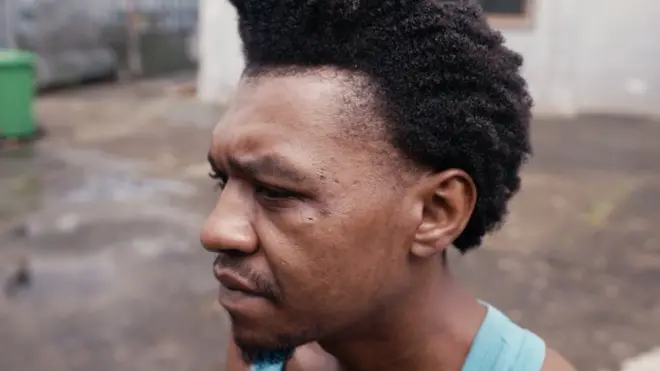 Džud Džin je provodio različite periode života u zatvoru pošto je krao da bi mogao da kupuje heroin