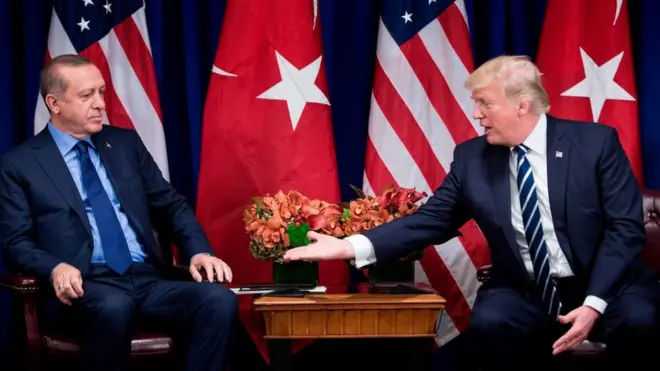 Trump elini Erdoğan'a uzatırken