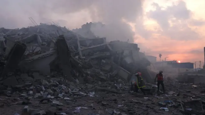 巴勒斯坦人在檢查加沙城瓦坦塔外的受損情況，該塔於10月8日早些時候被以色列空襲摧毀。