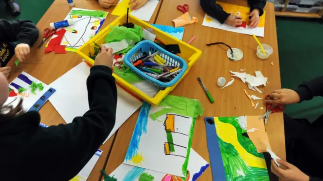 Nekada su čestitke i cvet bili dovoljni za rastanak od učiteljice na kraju godine