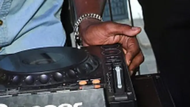 Les municipalités locales ont intensifié le financement d'initiatives comme celles-ci, une école de DJ pour les aspirants musiciens.