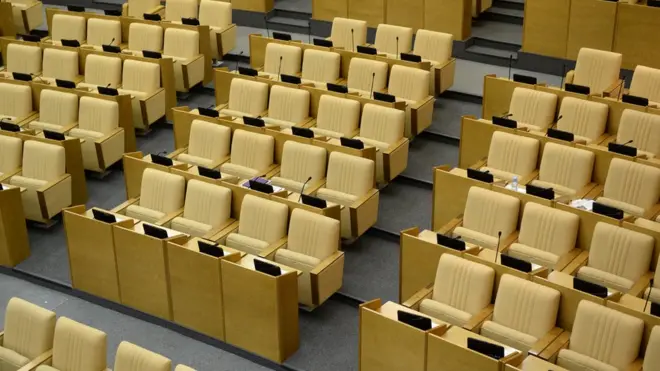 Единороссы хотят вернуть депутатов на рабочие места, запретив им передавать право голоса друг другу