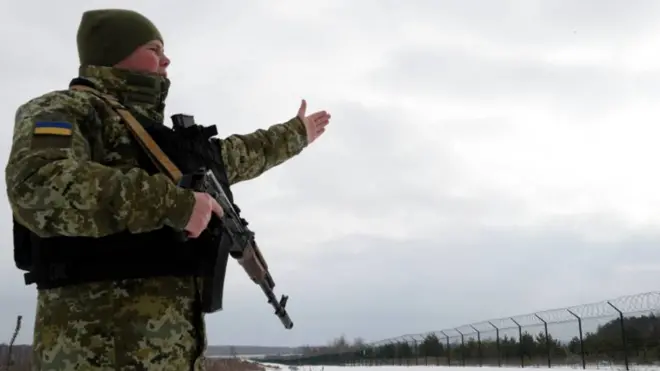 Một thành viên Lực lượng tuần tra biên giới nhà nước Ukraine gần biên giới với Nga