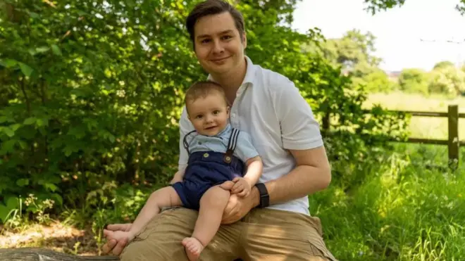 कॅन्सरमुळे वंध्यत्व आलेला तरुण स्पर्म गोठवल्यामुळे बनला पिता