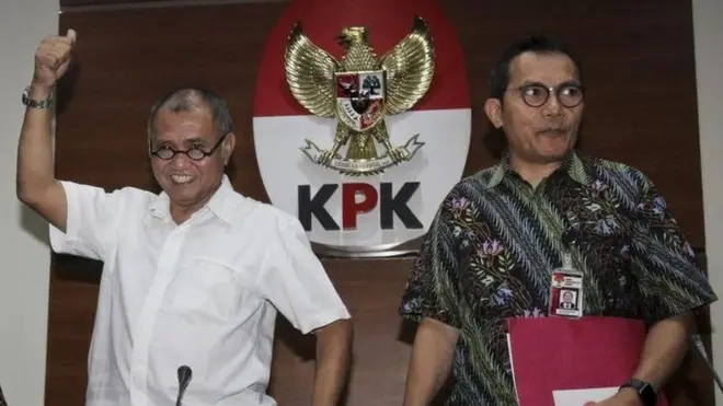 Awal Oktober lalu, Sandy Kurniawan, rekanan Fredrich Yunani, melaporkan Agus Rahardjo dan Saut Situmorang (foto atas) ke Bareskrim, karena dianggap melakukan pemalsuan surat masa perpanjangan pencegahan ke luar negeri terhadap Ketua DPR RI Setya Novanto.