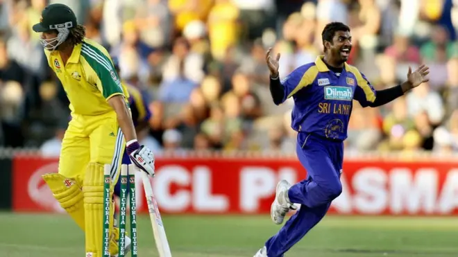 Adelaide, AUSTRALIA: Sri Lankan spinner Muttiah Muralitharan (R) celebrates having Australian batsman Andrew Symonds (L) stumped during triangular one-day series cricket final at the Adelaide Oval, in Adelaide 10 February 2006. Batting first, Sri Lanka scored 274-8 in their 50 overs and in reply Australia is currently 108-4 after 22 overs in the best of three final series. AFP PHOTO/William WEST (Photo credit should read WILLIAM WEST/AFP via Getty Images)