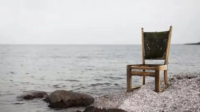 "自由刘晓波工作组"鼓励民众竖举三指时与空凳合照，并加上#withliuxiaobo的标签