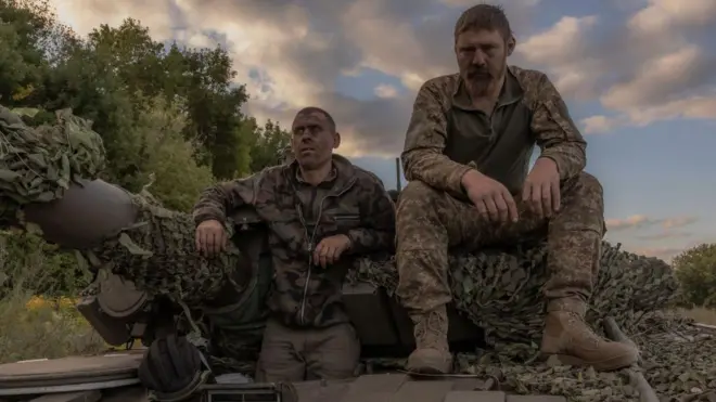 Los militares ucranianos a cargo de un tanque T-72 de fabricación soviética en la región de Sumy, cerca de la frontera con Rusia, el 12 de agosto de 2024. 