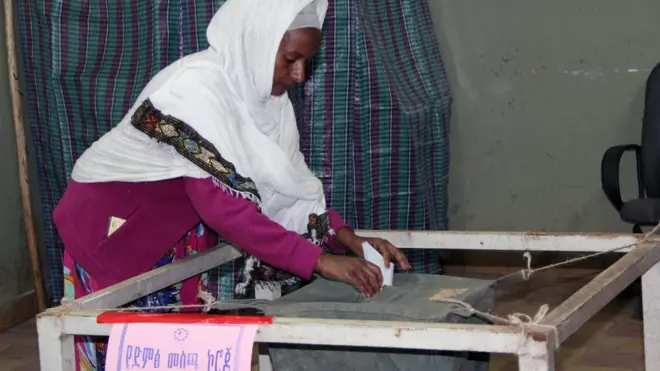 ድምጽ የሚሰጡ ሴት