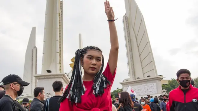 泰国王室曾长期受到民众推崇，但在2020年，一系列声势浩大的群众运动首次公开呼吁泰国王室进行改革，打破了围绕王室近乎神圣地位的禁忌。