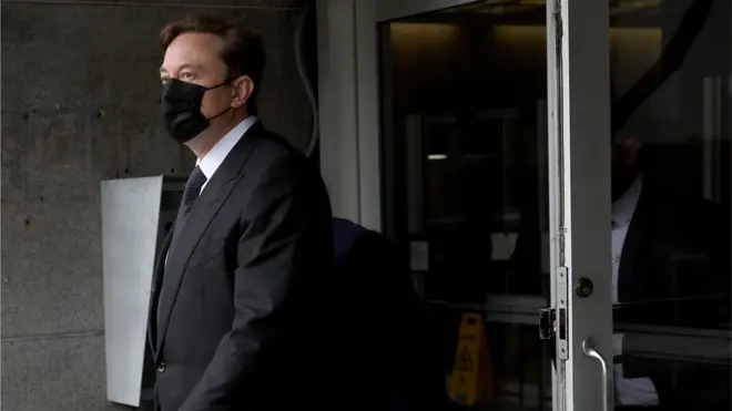 маск выходит из суда