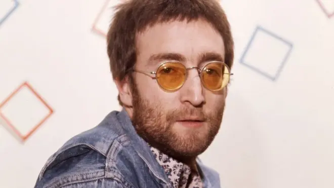 Lennon devolvió la Orden del Imperio Británico por el apoyo británico a campañas belicistas.