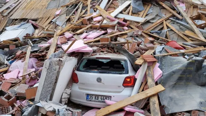 Arabaların üstünde enkaz