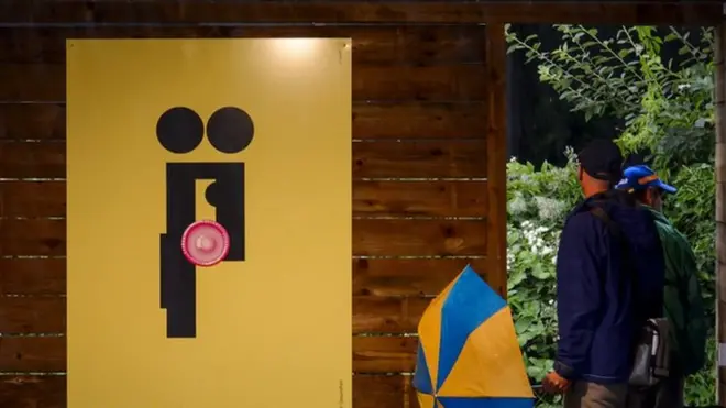 Visitors dey look di drive-in sex booth