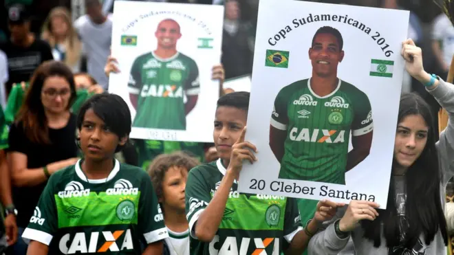 Jamaa wakiwa na picha za waathiriwa