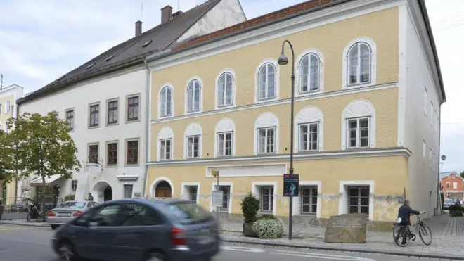 Adolf Hitler lahir di salah satu kamar di tingkat tiga rumah di Jalan Salzburger Vorstadt, Braunau am Inn, pada 20 April 1889.
