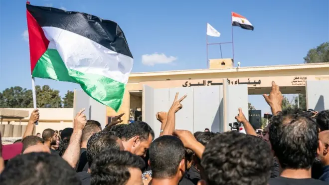 Sejumlah relawan dari berbagai organisasi kemanusiaan menyerukan yel-yel di depan pintu perbatasan Rafah di Mesir. Mereka menyerukan agar pintu perbatasan dibuka agar bantuan bisa dikirim ke Gaza.