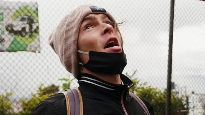 Tiene una vida por delante, pero lo único que siente que puede hacer ahora es entretener a los vecinos con sus pregones a cambio de alguna ayuda.