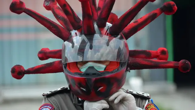 Polres Mojokerto memakai cara unik untuk menyadarkan masyarakat terkait kewajiban menggunakan masker saat keluar rumah serta membagi masker gratis untuk mengantisipasi penyebaran Covid-19.