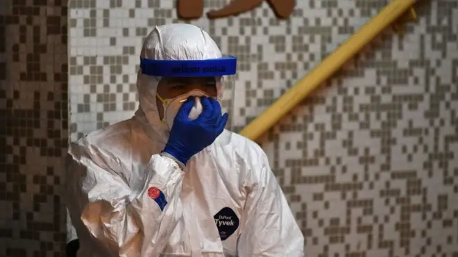 Влада обіцяє евакуацію за жорстких заходів безпеки. На фото - людина у костюмі біологічного захисту у Гонконзі