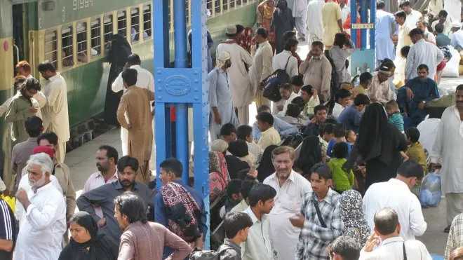 پاکستان ریلوے کے ترجمان نے بتایا کہ ہڑتال کرنے والے 13 ڈرائیوروں کو پولیس نے حراست میں لے لیا ہے