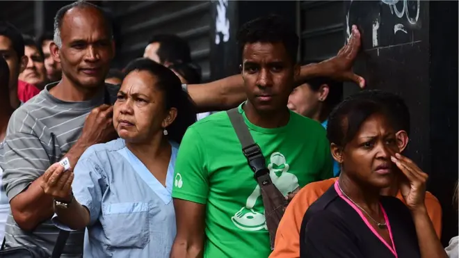 Венесуэльцы вынуждены стоять в огромных очередях за продуктами