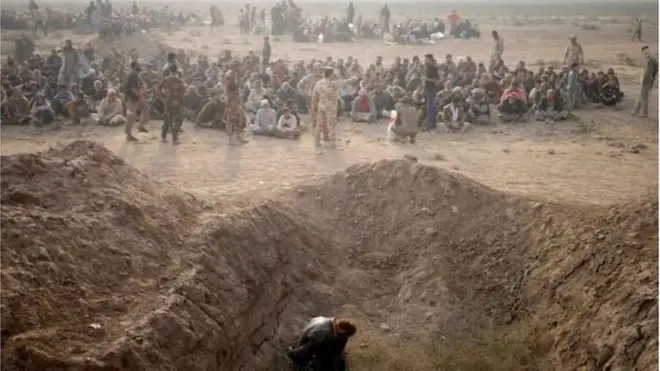 الفارين من الموصل يخضعون للتفتيتش والتحقق من هويتهم خوفا من انفلات مقاتلي تنظيم الدولة بين المدنيين