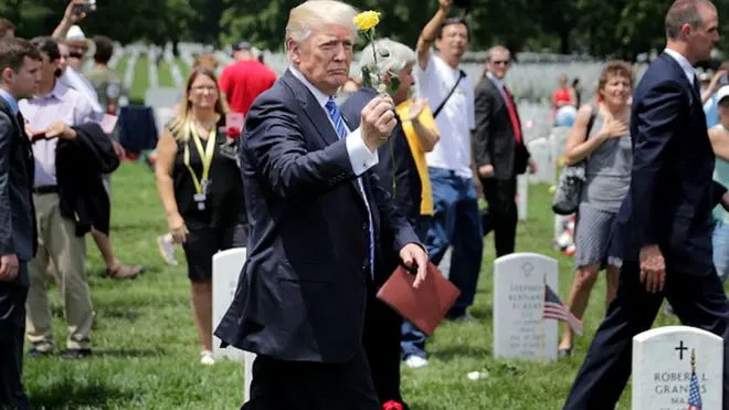 ډونلډ ټرمپ د هغه سرتېرو هدیره کې چې افغان جګړه کې وژل شوي دي.