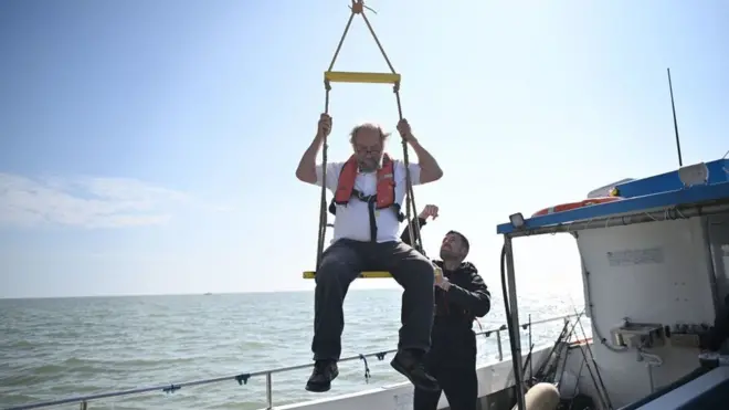 समुद्रात दोन खांबांवर उभ्या असलेल्या या देशावर जाण्यासाठी लोक का धडपडतात?