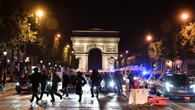 كر وفر بين محتجين ورجال الشرطة الفرنسية في الشانزلزية بباريس في خامس ليلة من العنف.