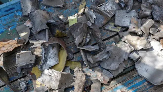 Ці уламки міноборони РФ називає залишками ракети HIMARS, якою нібито обстріляли колонію в Оленівці