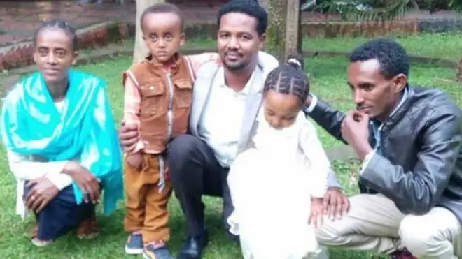 Kantiibaan magaalaa Amboo ijoollee maatiin isaanii qabsoo keessatti wareegaman waliin