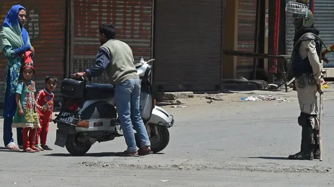 بھارت کے زیرانتظام کشمیر میں مسلح کمانڈر سبزار احمد کی ہلاکت کے بعد عام زندگی پھر ایک بار مفلوج ہو گئی ہے۔ ہلاکت کے خلاف ہڑتال کی جارہی ہے، جبکہ حکام نے کرفیو نافذ کردیا ہے۔ سرینگر