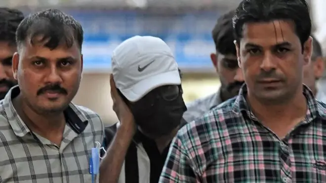 मोहम्मद ज़ुबैर (बीच में)