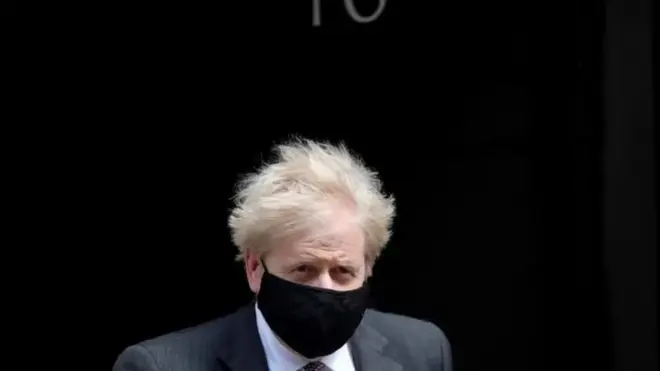 O premiê britânico Boris Johnson é pressionado a se demitir do cargo