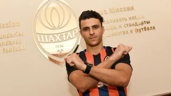 Жуніор Мораес з традиційним жестом "Шахтаря", якаий символізує перехрещені молоти