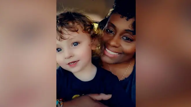 ผู้หญิงผิวดำกับเด็กผิวขาว