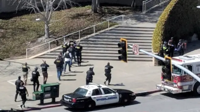 Media yang mengutip aparat keamanan menyebut seorang tersangka perempuan tewas.