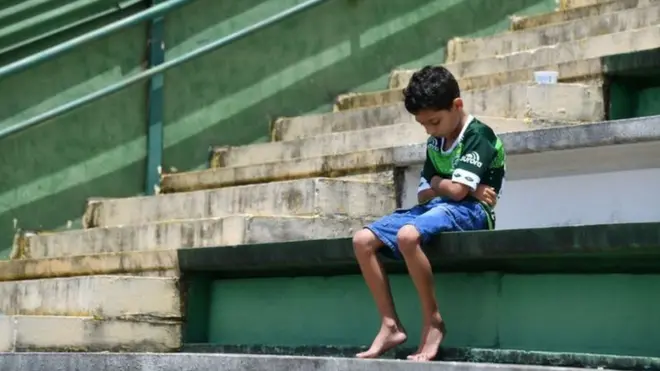 Gənc oğlan qəzaya uğrayan komandanın xatirəsini stadionda oturaraq anır